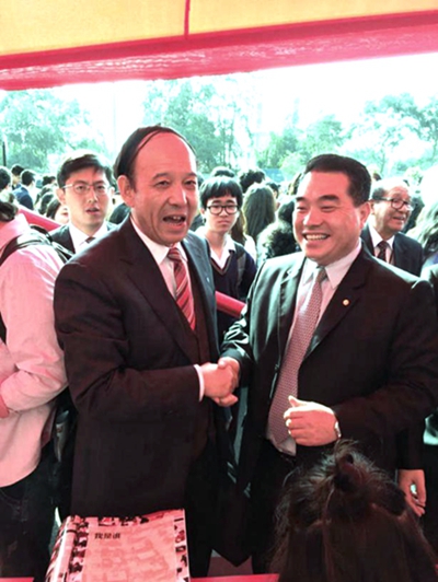 秘鲁中资企业协会副会长、中石油秘鲁国家公司总经理陈金涛到必赢官网展台与赛云秀书记进行亲切交谈 - 副本.jpg