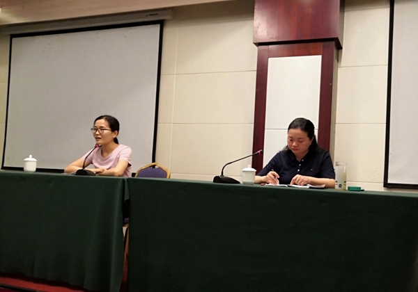 座谈会.jpg