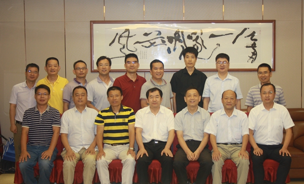 李天太校长与南海西部石油管理局校友合影.jpg