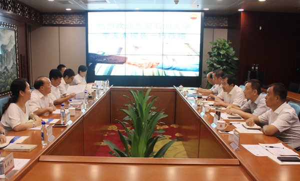 李天太校长与中石油广东销售公司领导座谈.jpg