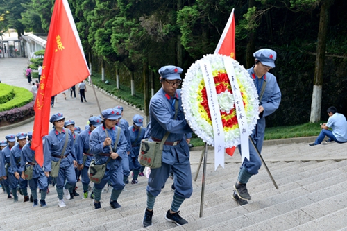 03-3井冈山革命烈士陵园-敬献花圈_副本.jpg