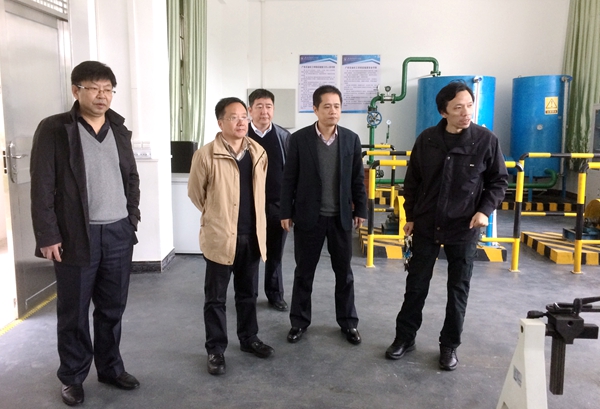 参观广东石油化工学院重点实验室 - 副本.JPG