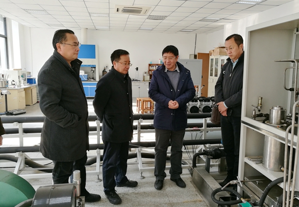 参观长江大学重点实验室 - 副本.jpg