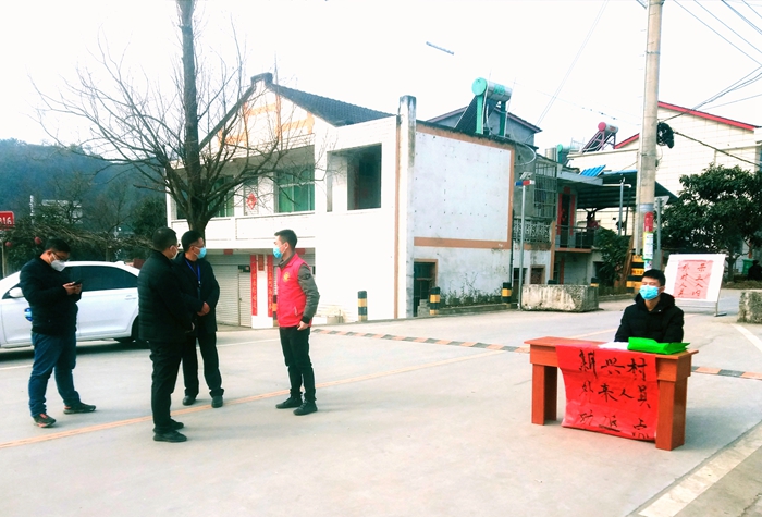 右一为梁寅.jpg