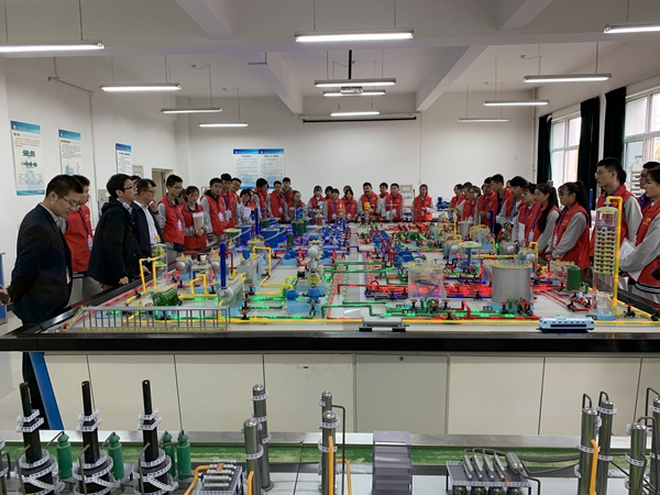 宝鸡市陈仓高级中学师生代表一行参观集输实训室.JPG