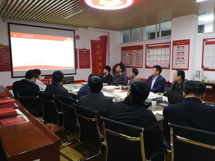 01-2-党员活动室内的学习1.jpg