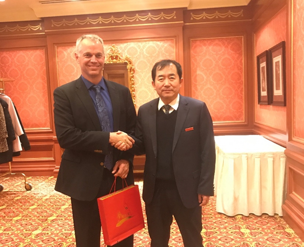 美方校长.jpg