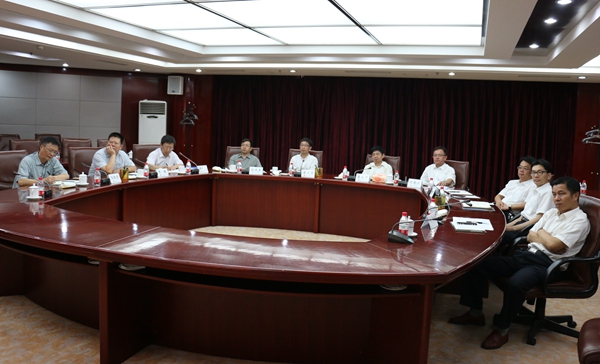 苏文甫副校长与大港油田公司领导座谈.JPG